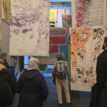 Le tele di Vivian Suter portano tracce visibili della natura, dalle piogge tropicali ai segni lasciati da animali